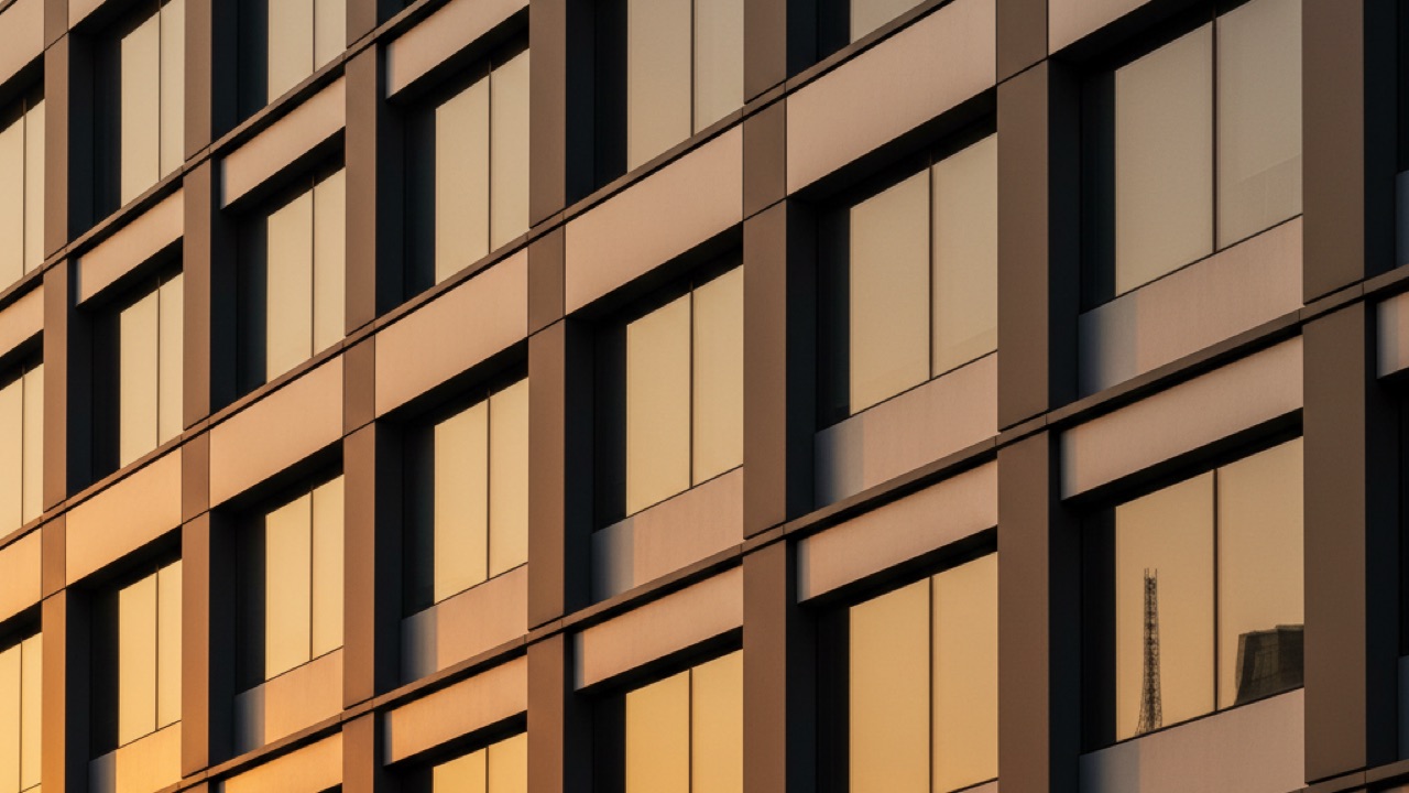 Detalle de fachada arquitectónica con perfilería bronce en torre Reforma CDMX